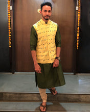 Load image into Gallery viewer, The Yellow Peonies Bandi