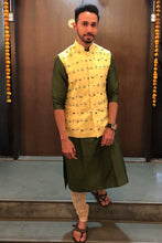 Load image into Gallery viewer, The Yellow Peonies Bandi