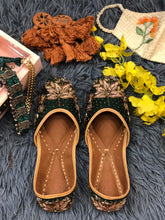 Load image into Gallery viewer, The Lily Jutti
