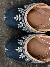 Load image into Gallery viewer, The Leafy Jutti
