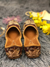 Load image into Gallery viewer, The Lily Jutti
