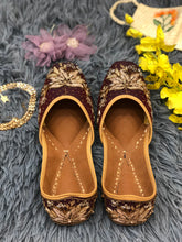 Load image into Gallery viewer, The Lily Jutti
