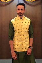 Load image into Gallery viewer, The Yellow Peonies Bandi
