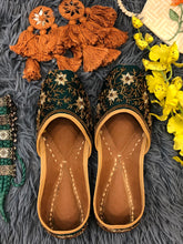 Load image into Gallery viewer, The Vines Jutti
