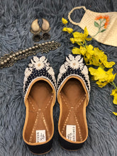 Load image into Gallery viewer, The Daisy Jutti

