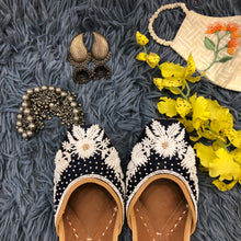 Load image into Gallery viewer, The Daisy Jutti
